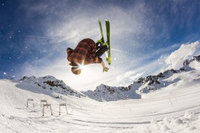 九游互动-字母哥关键节点爆发，助澳大利亚队取胜